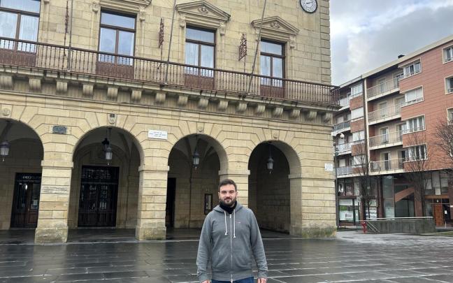 David Nuño, portavoz el grupo municipal Elkarrekin Irun, esta mañana frente al Ayuntamiento de la ciudad.