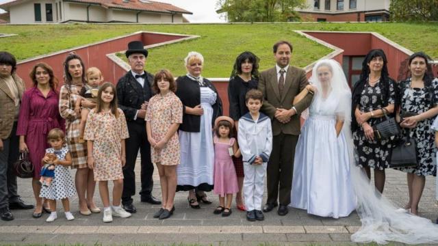 Desfile de moda antigua en el anfiteatro al aire libre del museo etnográfico de Artziniega