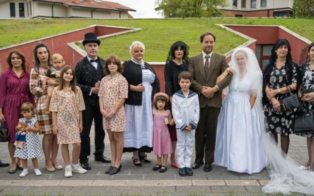 Desfile de moda antigua en el anfiteatro al aire libre del museo etnográfico de Artziniega