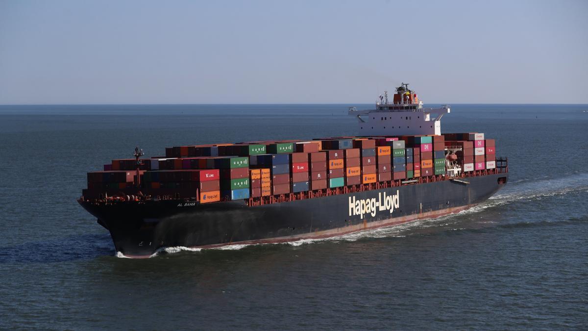 Un buque de la compañía Hapag-Lloyd en el estrecho de Ormuz.