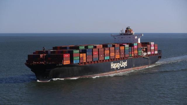 Un buque de la compañía Hapag-Lloyd en el estrecho de Ormuz.