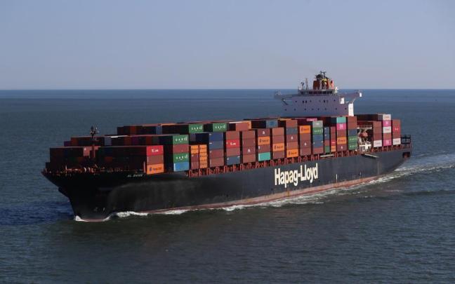Un buque de la compañía Hapag-Lloyd en el estrecho de Ormuz.