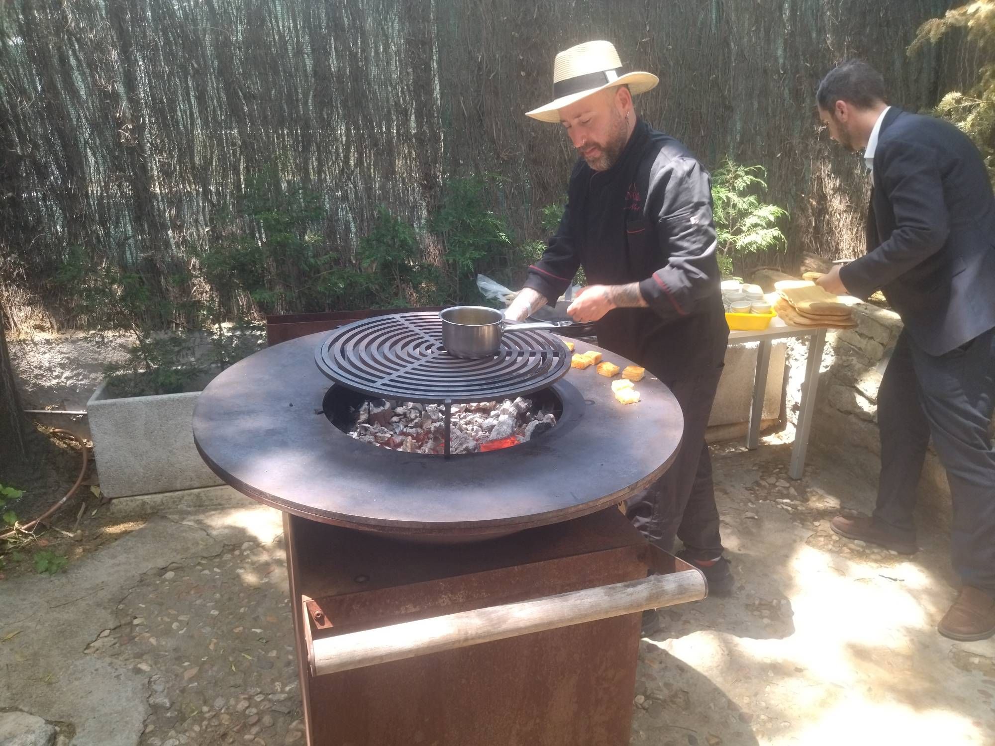 El chef Miguel F. Vidal hablando de los platos.