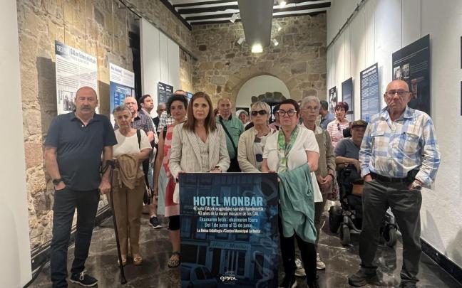 La consejera María Jesús San José, víctimas del GAL y familiares posan en la inauguración de la exposición
