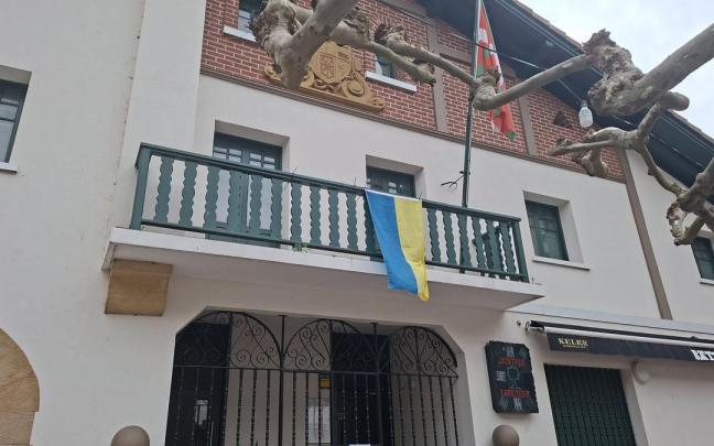 Vista del exterior del batzoki sin la bandera de Palestina sustraída por personas desconocidas.