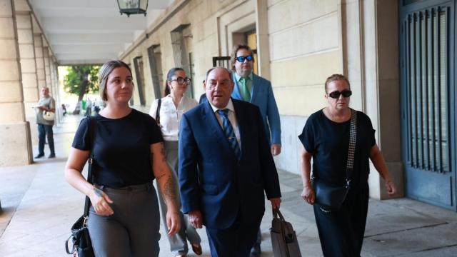 La madre de la bebé quemada en Sevilla, Andrea Burdalo, y el letrado responsable de la acusación particular, Agustín Santana, a su llegada a los juzgados en Sevilla