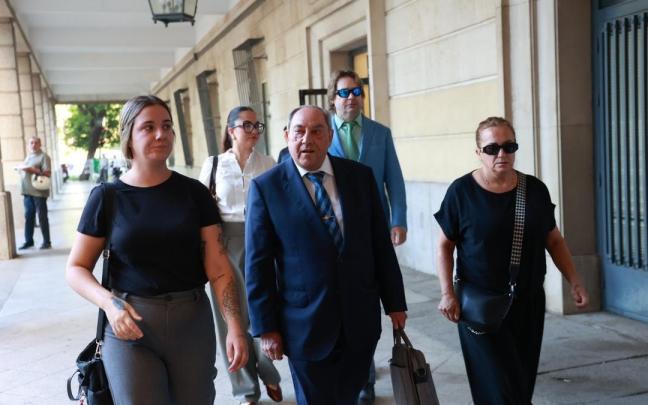 La madre de la bebé quemada en Sevilla, Andrea Burdalo, y el letrado responsable de la acusación particular, Agustín Santana, a su llegada a los juzgados en Sevilla