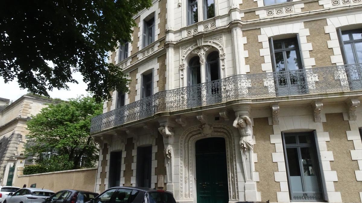 Un palacete decimonónico junto al parque de Blossac.