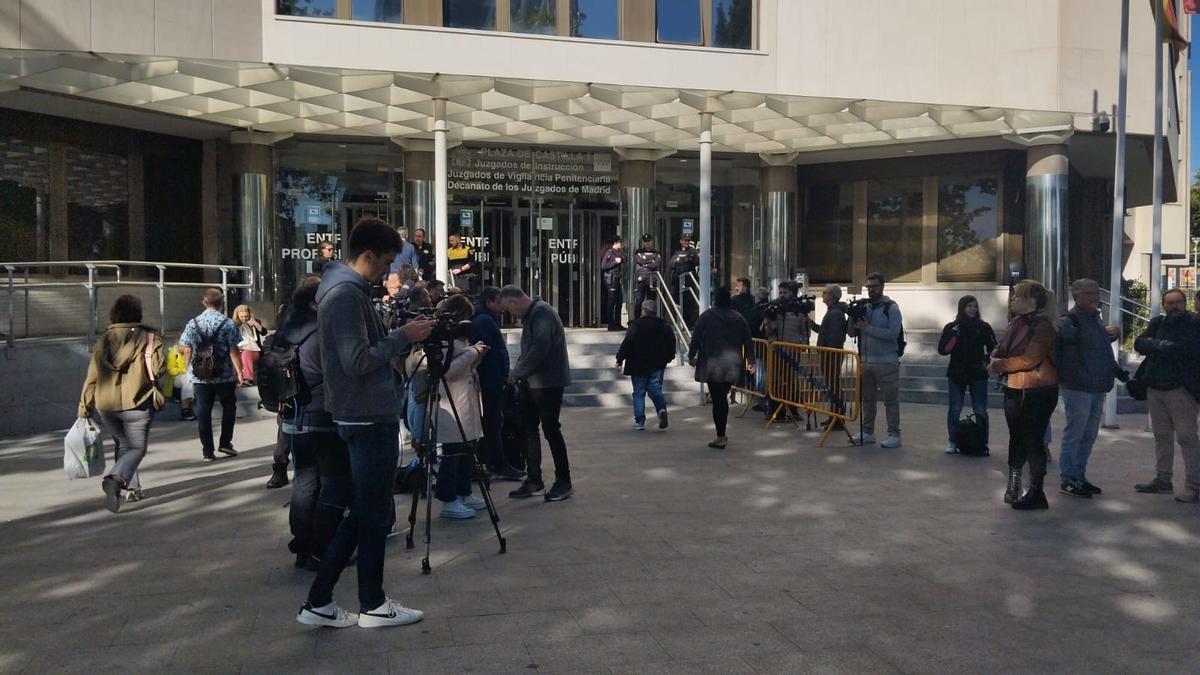 Los periodistas, apostados a las puertas de los juzgados de Plaza de Castilla.