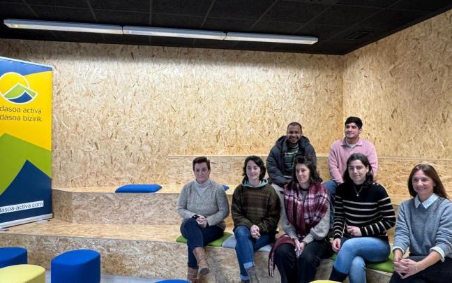 Estitxu Urtizberea y Nuria Alzaga, esta mañana junto a un grupo de emprendedores y emprendedoras de la comarca.