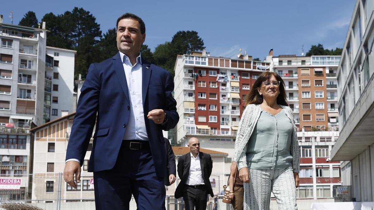 Imanol Pradales junto a la consejera Amaia Barredo hoy en Ondarroa