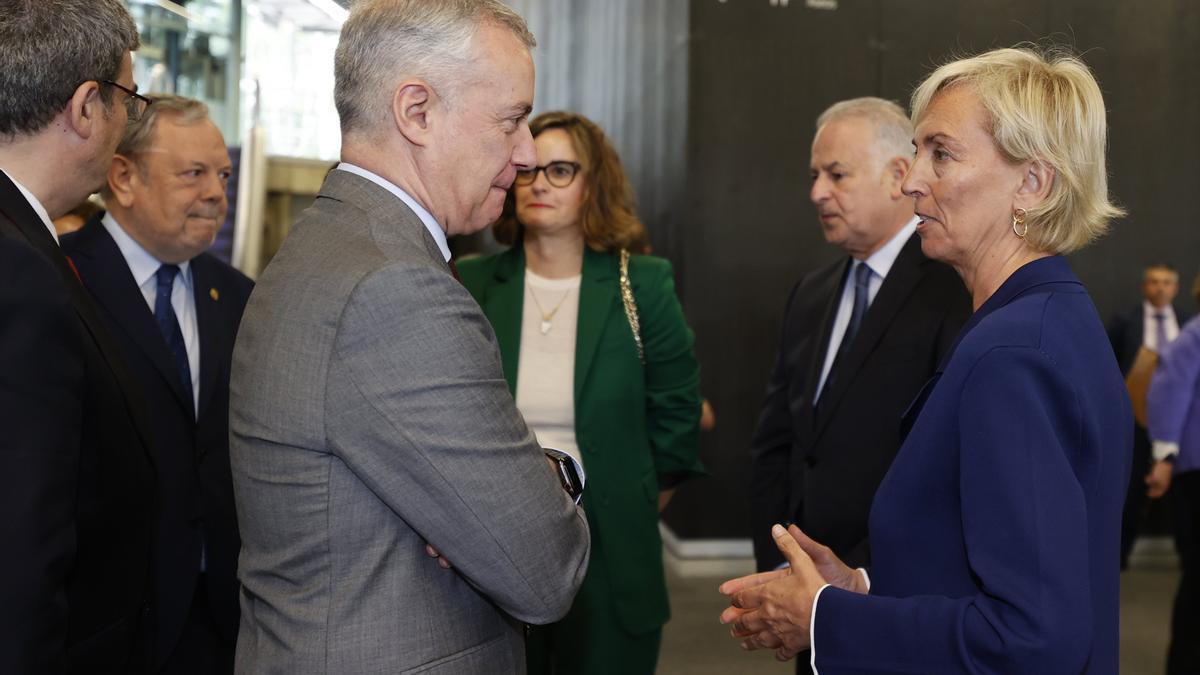 Iñigo Urkullu, junto a la presidenta de Cebek, Carolina Pérez.