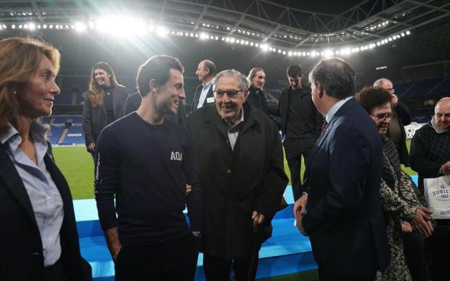 La Real condecora a los realzales que cumplen 50 años como socios ininterrumpidamente. / RUBEN PLAZA