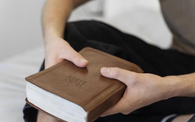 Un hombre sostiene la Biblia.
