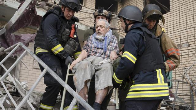 Zelenski ha detallado que las fuerzas rusas han empleado durante la pasada noche 24 misiles balísticos, cuatro misiles de crucero Zircón y 115 drones