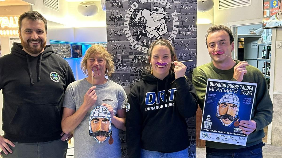 Miembros del Durango Rugby Taldea posan con bigote para apoyar el movimiento Movember.
