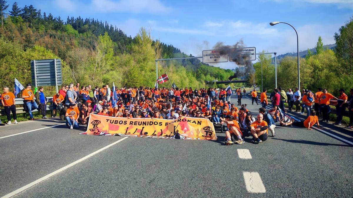 Una protesta de trabajadores de Tubos Reunidos corta al tráfico durante 20 minutos la A-625 a la altura de Amurrio.