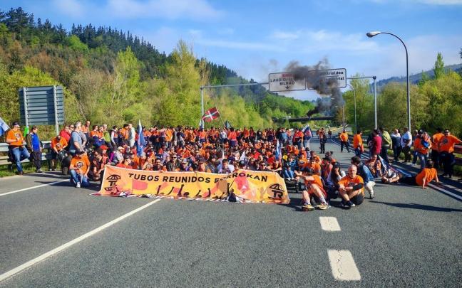 Una protesta de trabajadores de Tubos Reunidos corta al tráfico durante 20 minutos la A-625 a la altura de Amurrio.