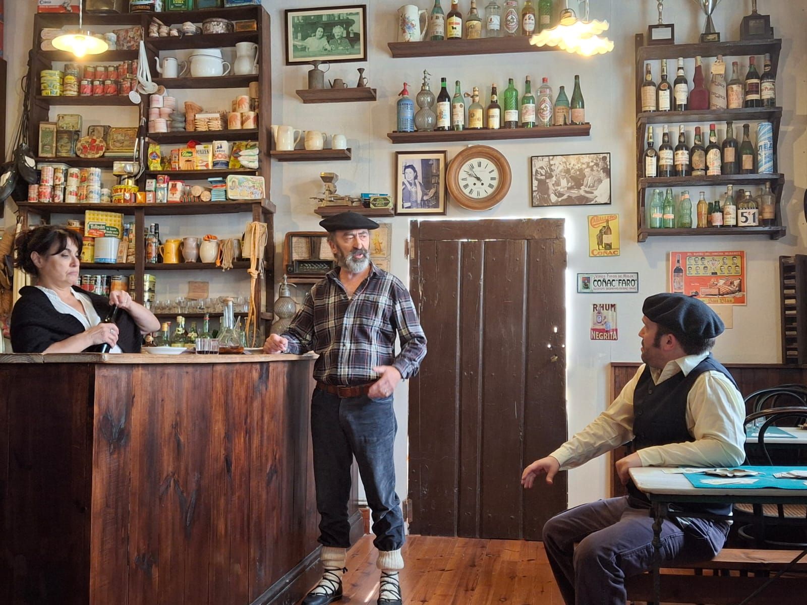 El grupo de teatro Ambostres en una pasada edición de oficios teatralizados en el Museo Etnográfico de Artziniega