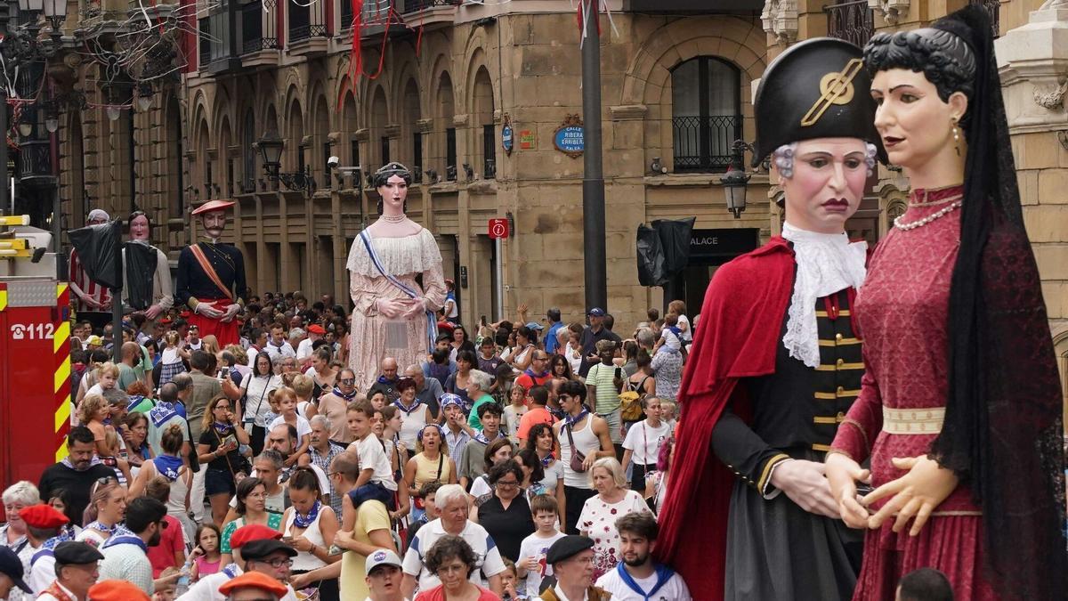 Los gigantes y cabezudos de Bilbao, fieles a su cita de Aste Nagusia