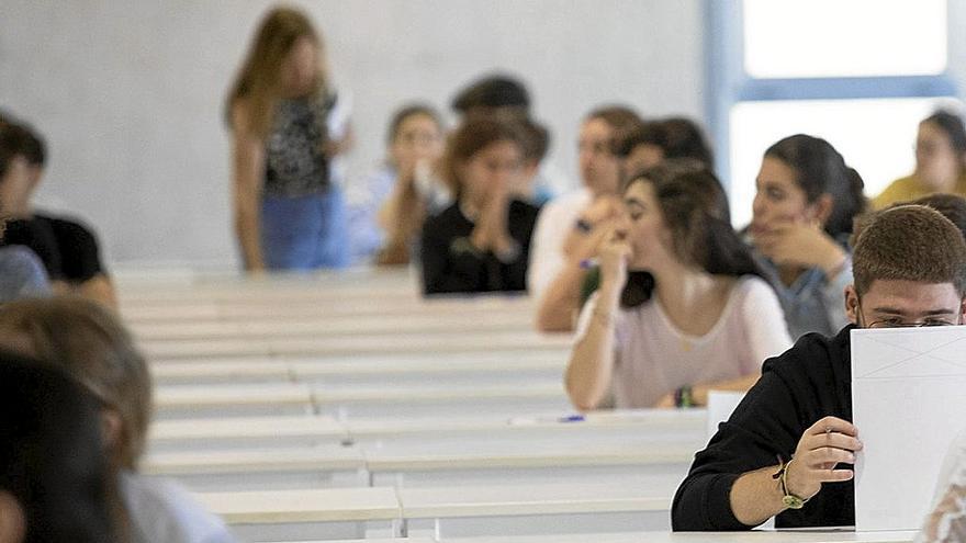 Estudiantes, realizando la última Prueba de Acceso a la Universidad. | FOTO: EUROPA PRESS