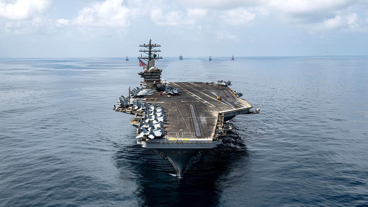 Fotografía cedida por el Comando Sur de Estados Unidos que muestra el portaaviones USS Nimitz (CVN 68) y el destructor de misiles guiados USS Gridley (DDG 101).