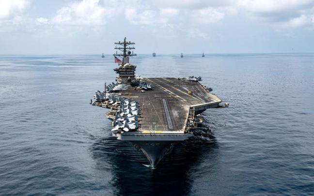 Fotografía cedida por el Comando Sur de Estados Unidos que muestra el portaaviones USS Nimitz (CVN 68) y el destructor de misiles guiados USS Gridley (DDG 101).