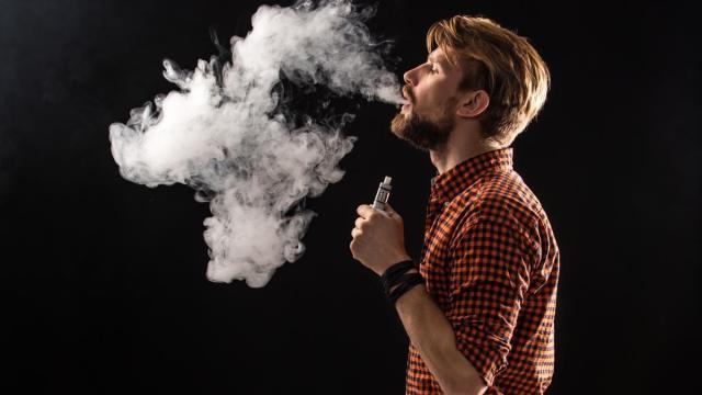 Hombre echando humo después de vapear.