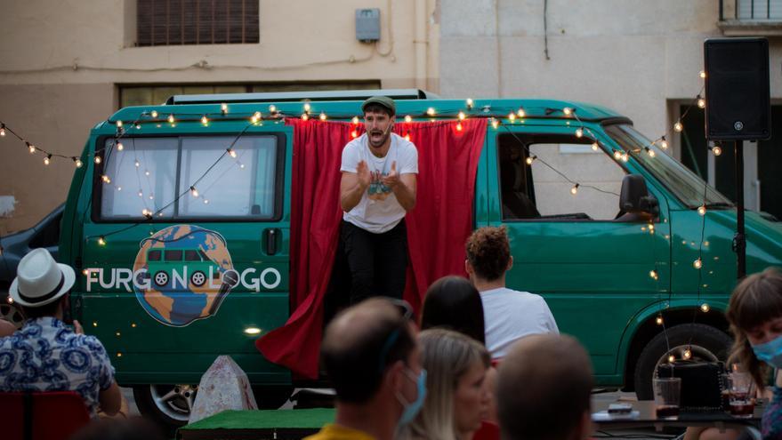 Julen Axpe en pleno sketch junto a su furgoneta