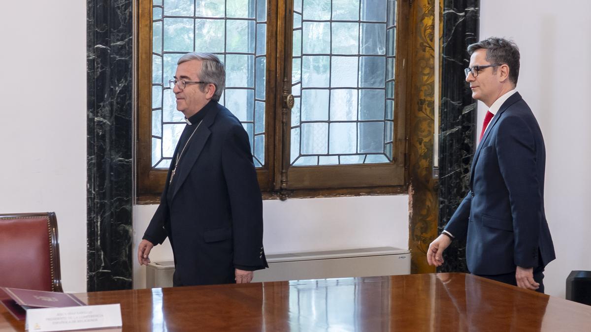 El presidente de la Conferencia Episcopal Española (CEE), Luis Argüello (i) y el ministro de la Presidencia, Justicia y Relaciones con las Cortes, Félix Bolaños .