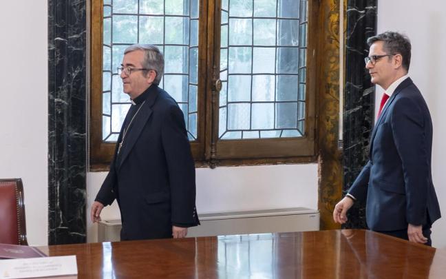 El presidente de la Conferencia Episcopal Española (CEE), Luis Argüello (i) y el ministro de la Presidencia, Justicia y Relaciones con las Cortes, Félix Bolaños .