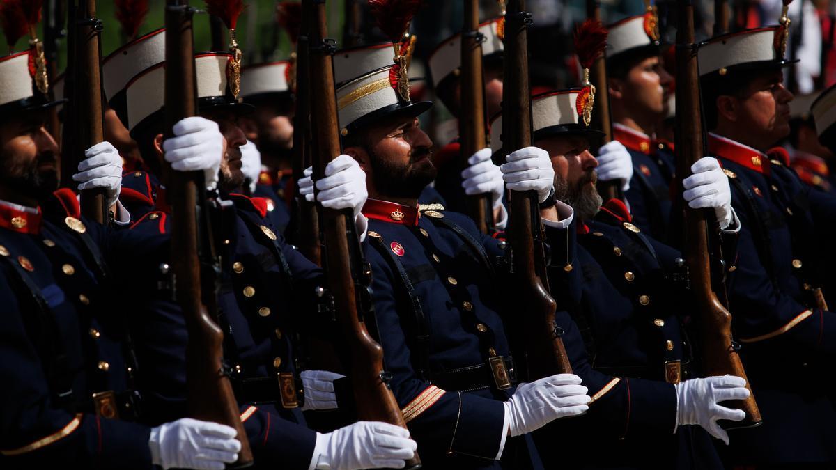 Varios militares en fila durante la celebración del capítulo de la Real y Militar Orden de San Hermenegildo.