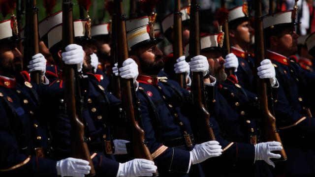 Varios militares en fila durante la celebración del capítulo de la Real y Militar Orden de San Hermenegildo.