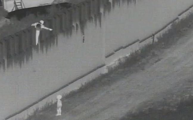 El momento en el que el menor es arrojado a través del muro.