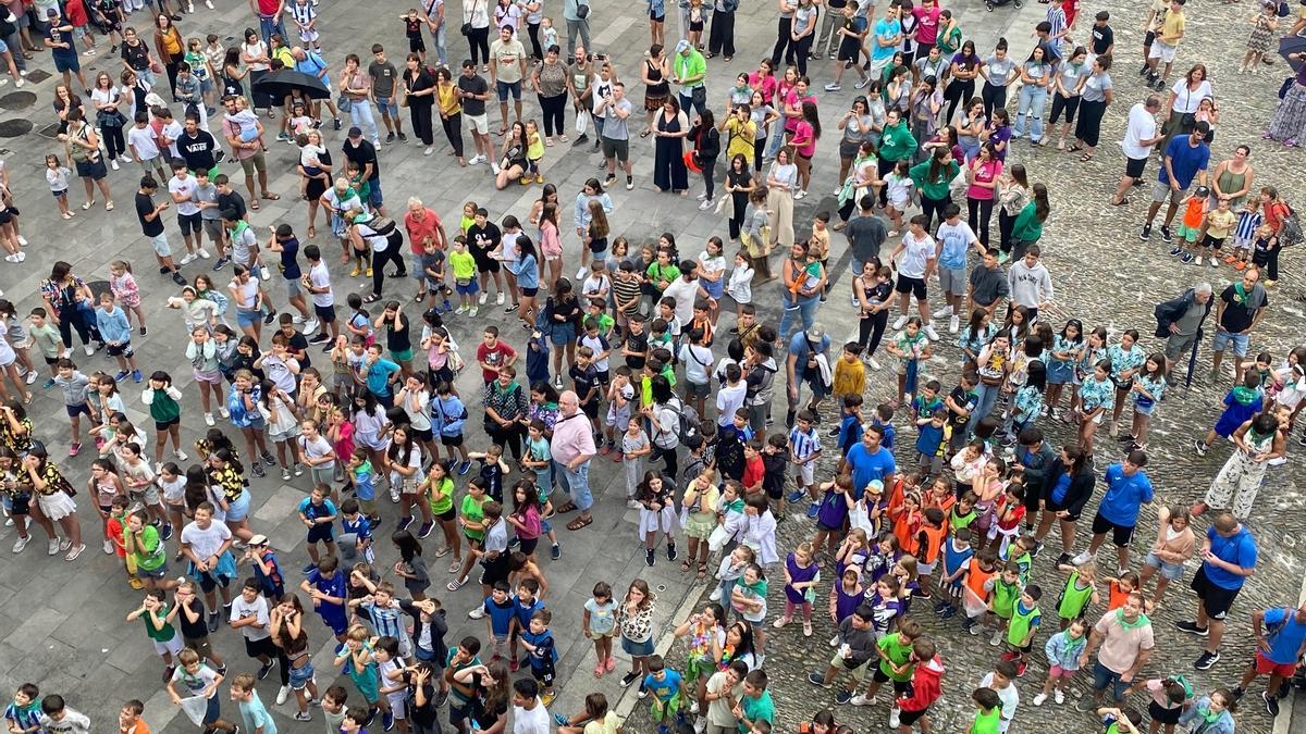 Numerosos niños y adolescentes en Foru Plaza
