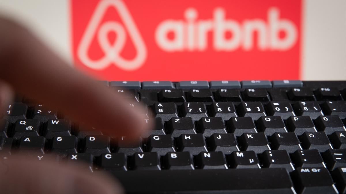 El logo de Airbnb en la pantalla de un ordenador.