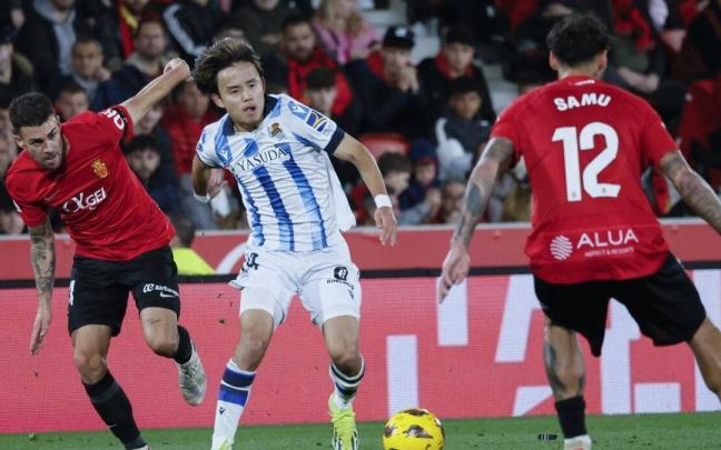 Kubo, entre dos jugadores del Mallorca, en el partido disputado por la Real Sociedad el domingo en Son Moix. / EFE/CATI CLADERA
