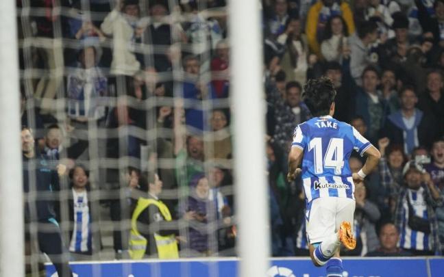 Kubo celebra el gol que adelanta a la Real ante el Madrid. / RUBEN PLAZA