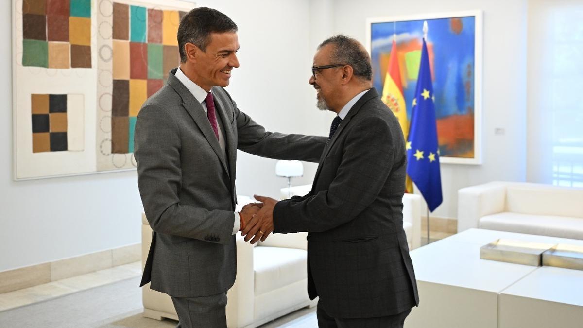 El presidente del Gobierno, Pedro Sánchez, con el director general de la Organización Mundial de la Salud (OMS), el doctor Tedros Adhanom Ghebreyesus.
