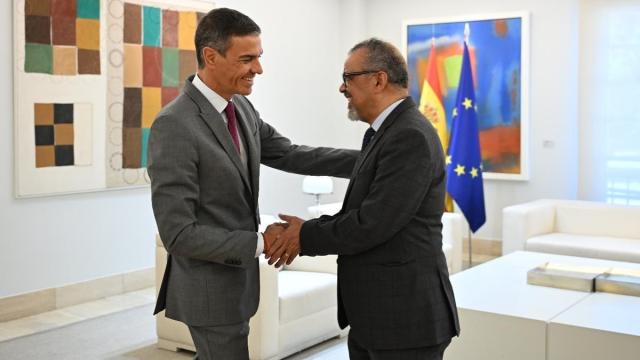 El presidente del Gobierno, Pedro Sánchez, con el director general de la Organización Mundial de la Salud (OMS), el doctor Tedros Adhanom Ghebreyesus.