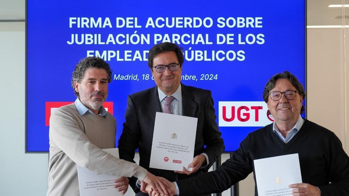 El ministro Óscar López junto al secretario general de UGT Servicios Públicos, Julio Lacuerda, y el coordinador de Área Pública de CCOO, Luciano Palazzo.