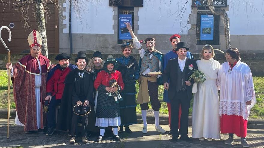 El Obispo Rodrigo Mercado de Zuazola, su monaguillo y otros personajes propios de la mascarada de Oñati.