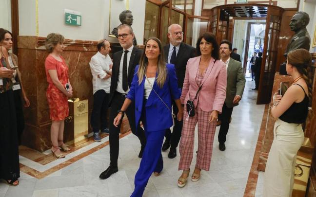 Miriam Nogueras y otros diputados de Junts en su llegada al Congreso