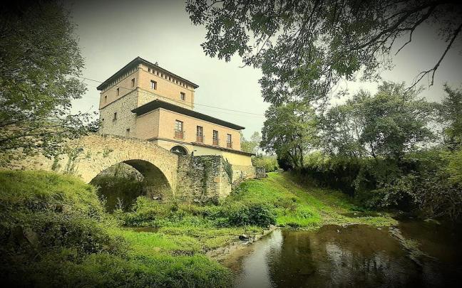 La Casa Torre de Murga en Ayala, sede del txakoli Txikubin / Araceli Oiarzabal La Casa Torre de Murga en Ayala, sede del txakoli Txikubin