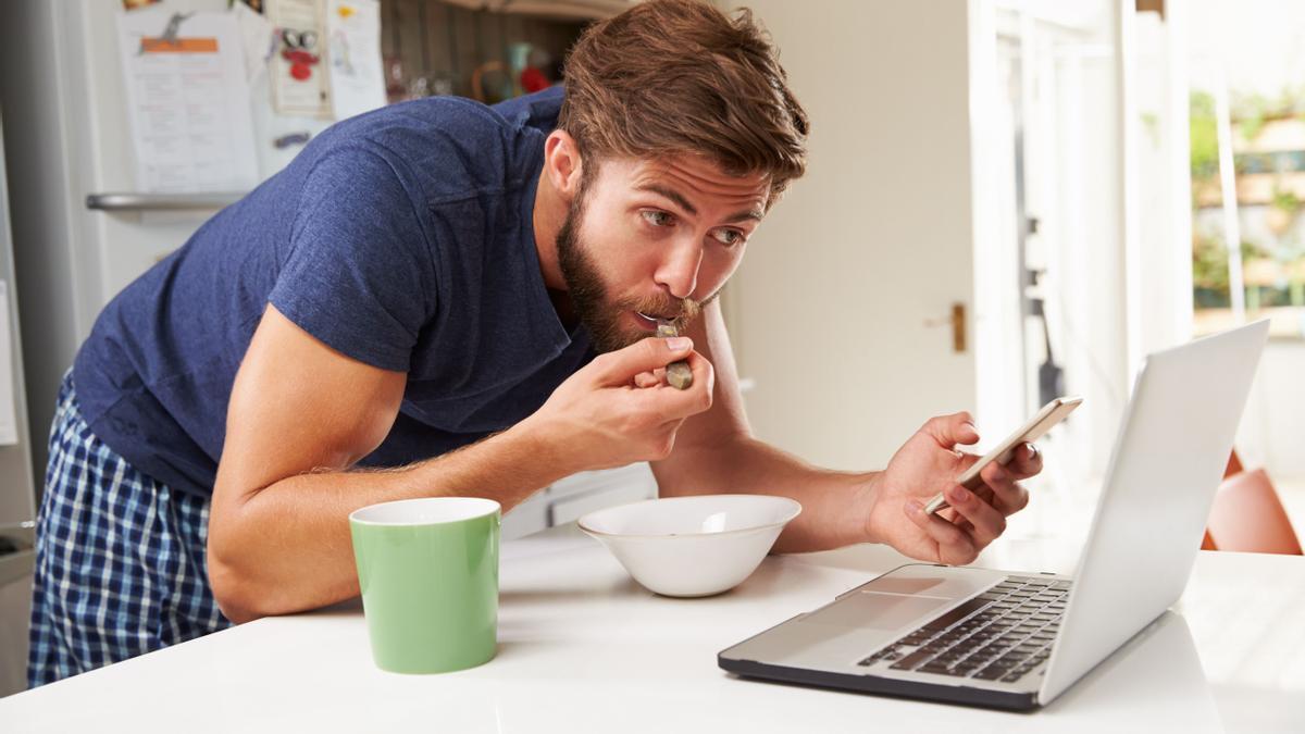 Comer de manera apresurada y frente al ordenador puede comprometer la barrera natural del intestino.