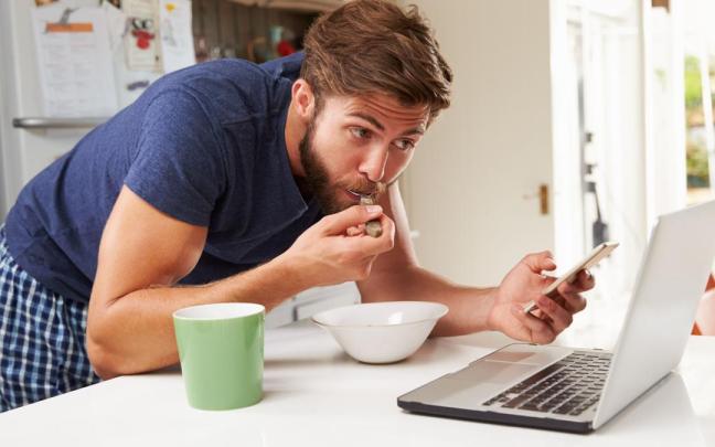 Comer de manera apresurada y frente al ordenador puede comprometer la barrera natural del intestino.