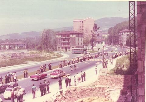 Panorámica tomada desde la calle Gernika en 1968 durante el paso de la Vuelta Ciclista 