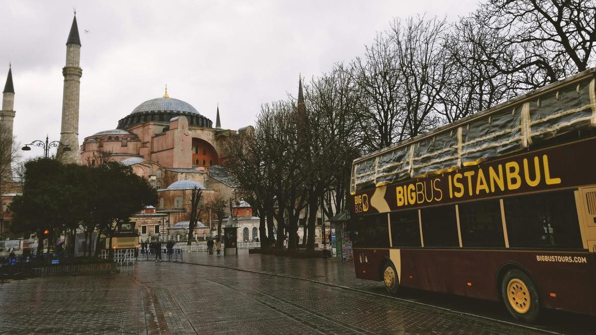 Un autobús turístico junto a la mezquita Santa Sofía de Estambul.