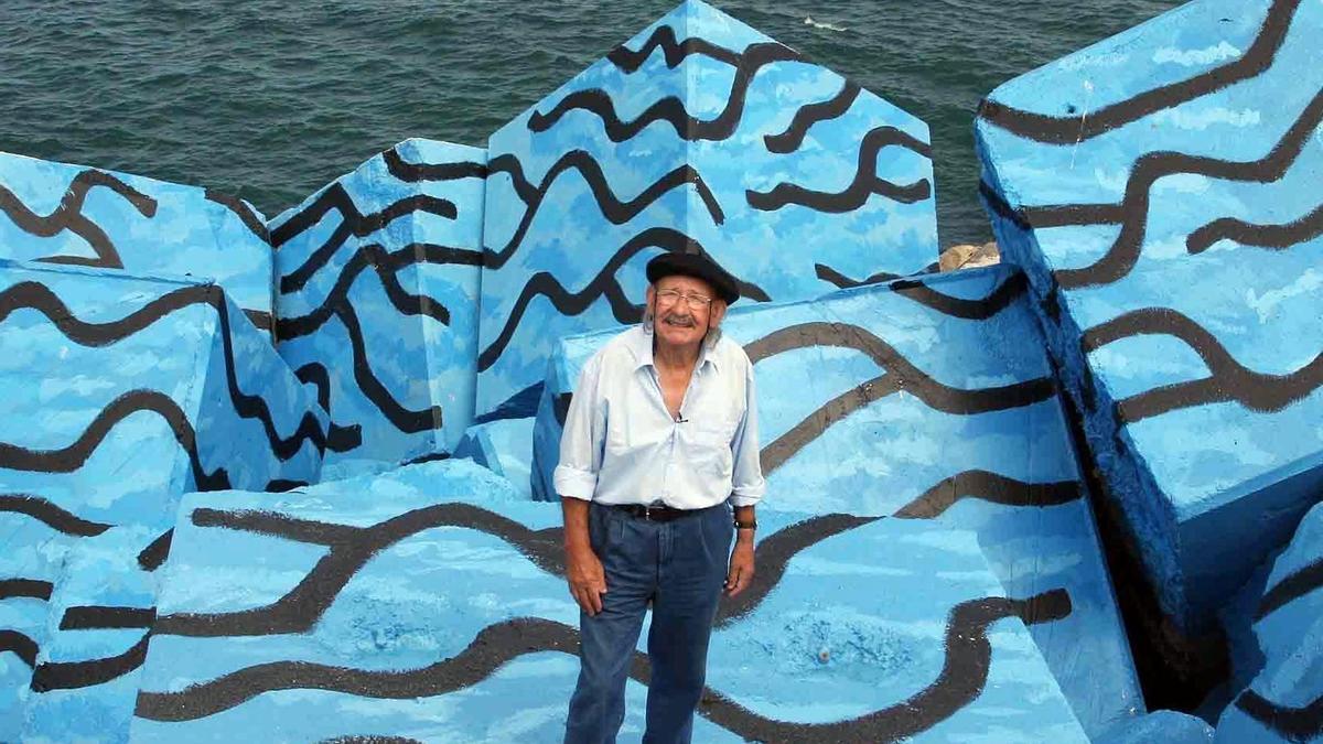 Ibarrola junto a 'Los cubos de la memoria'.