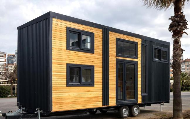 Una casita prefabricada móvil de dos pisos.